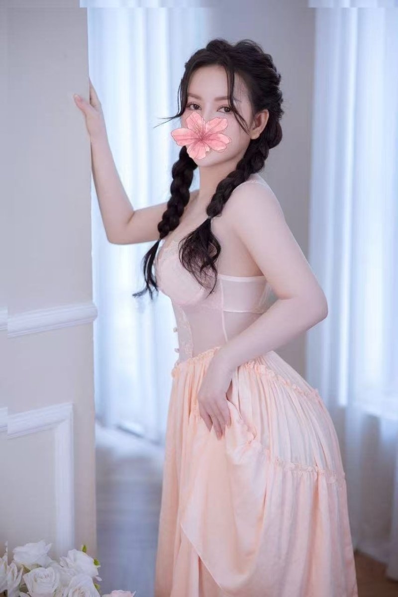 Chủ shop nước hoa siêu phẩm ngực thật