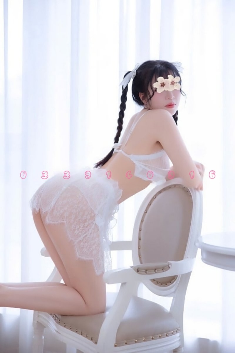 Thùy Chi - Xinh Đẹp Ngây Thơ, Hàng Non Mới Lớn Ngoan Ngoãn Bảo Gì Làm Nấy